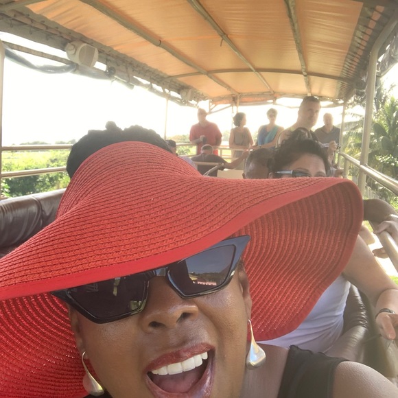 Meet your Posher, Lititia - Picture 1 of 1